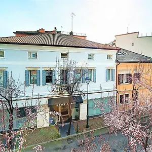 https://aaron.hotelslidodijesolo.com